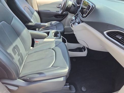 Used 2023 Chrysler Pacifica Touring-L FWD image 19