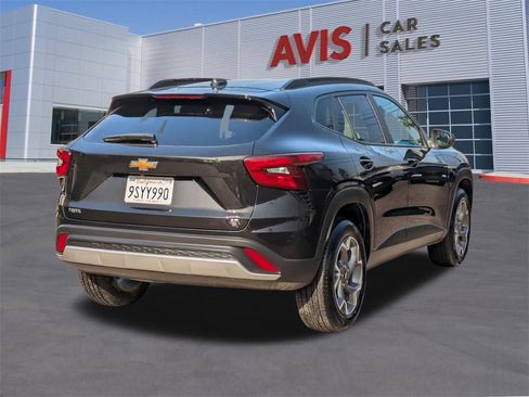 Used 2025 Chevrolet Trax LT w/ LT Convenience Package image 6