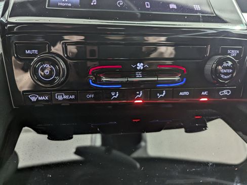 Used 2024 Jeep Grand Cherokee Laredo image 15