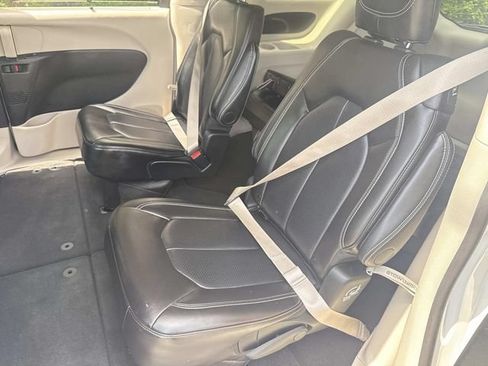 Used 2024 Chrysler Pacifica Touring-L FWD image 17