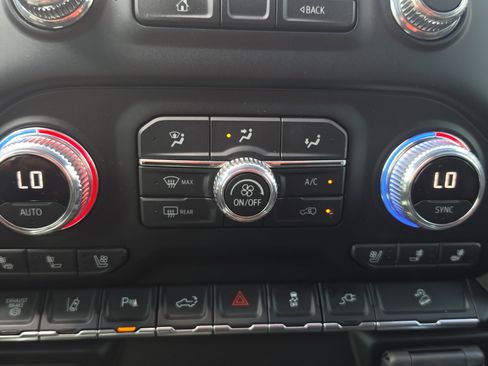 Used 2022 GMC Sierra 2500 AT4 w/ AT4 Premium Plus Package AWD/4WD image 18