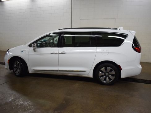 Used 2017 Chrysler Pacifica Platinum image 3