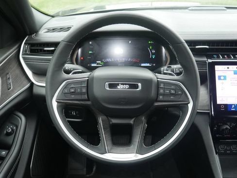 Used 2025 Jeep Grand Cherokee Limited 4xe w/ Luxury Tech Group II AWD/4WD image 17