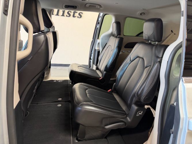 Used 2024 Chrysler Pacifica Touring-L FWD image 27