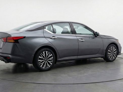Used 2025 Nissan Altima 2.5 SV FWD image 9