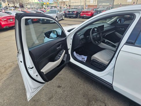Used 2023 Honda Accord EX image 9