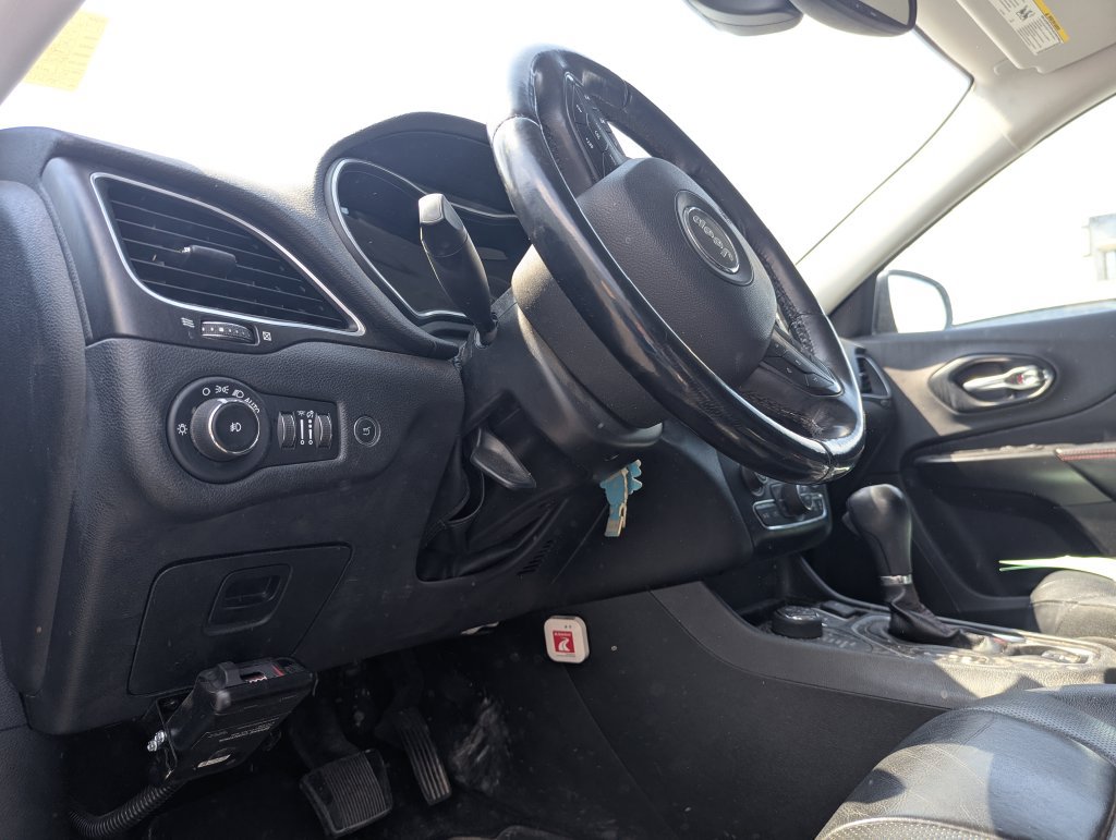 Used 2019 Jeep Cherokee Trailhawk AWD/4WD image 10