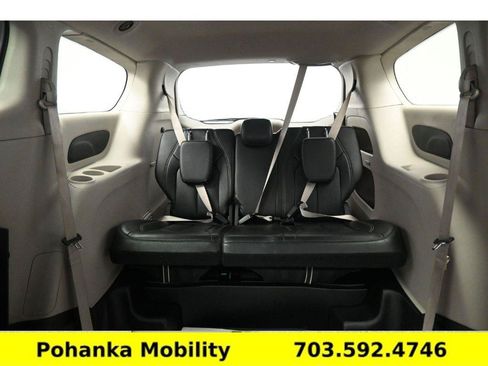 Used 2024 Chrysler Pacifica Touring-L FWD image 5