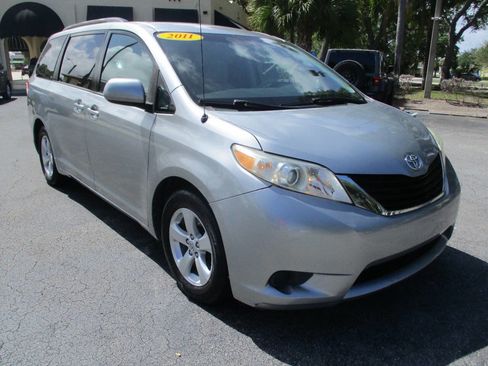 Used 2011 Toyota Sienna LE image 2