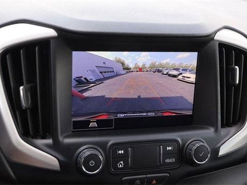 Used 2024 GMC Terrain SLT image 17