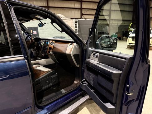 Used 2015 Ford Expedition XLT w/ Equipment Group 201A RWD image 25