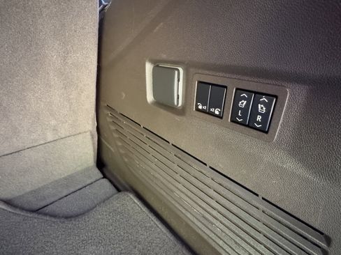 Used 2023 Chevrolet Tahoe Z71 w/ Luxury Package image 9