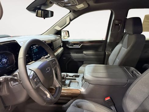 Used 2025 Chevrolet Silverado 1500 LT Trail Boss w/ Convenience Package II image 10