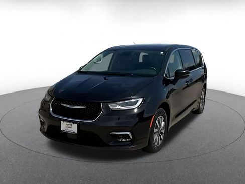 Used 2023 Chrysler Pacifica Touring-L FWD image 7