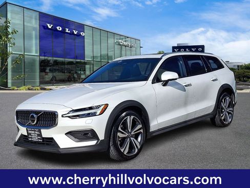 Certified 2025 Volvo V60 B5 Cross Country Plus image 3