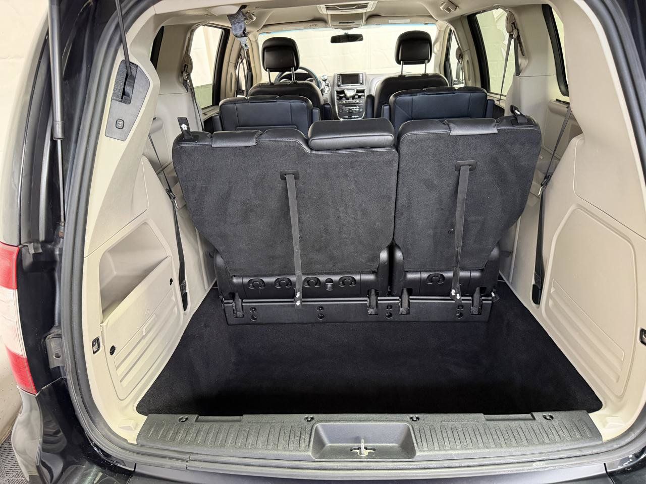 Used 2016 Chrysler Town & Country Touring FWD image 18