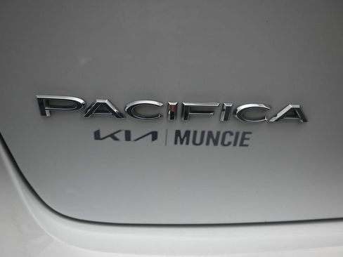 Used 2025 Chrysler Pacifica Select FWD image 10