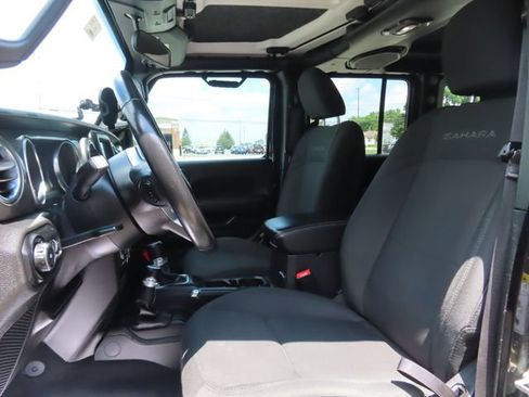 Used 2018 Jeep Wrangler Unlimited Sahara w/ Dual Top Group AWD/4WD image 19