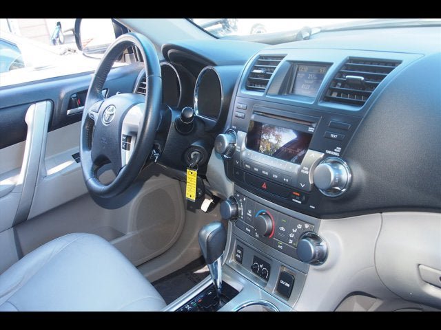 Used 2012 Toyota Highlander SE w/ Tow Pkg AWD/4WD image 10
