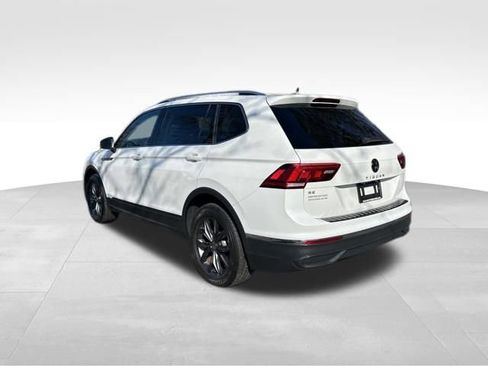 Used 2023 Volkswagen Tiguan SE w/ Panoramic Sunroof Package image 9