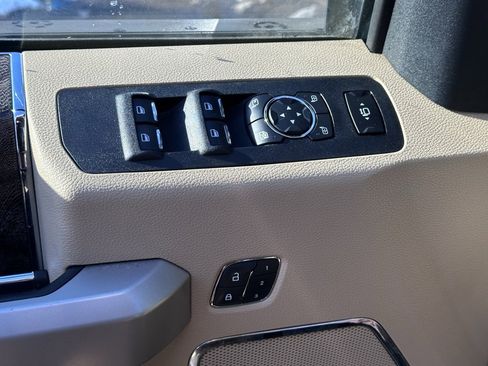 Used 2019 Ford F350 Lariat image 17