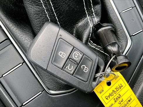 Used 2023 Volkswagen Tiguan SE w/ Panoramic Sunroof Package image 14