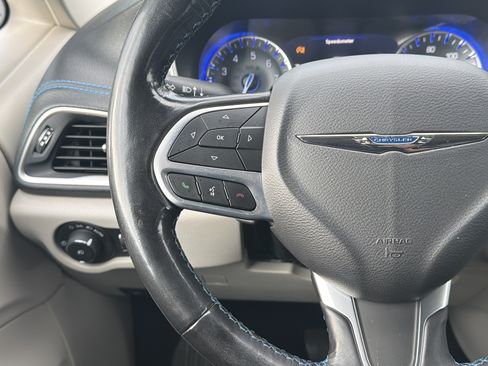 Used 2021 Chrysler Pacifica Touring-L FWD image 18