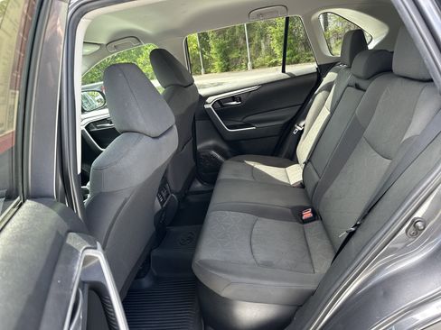 Used 2021 Toyota RAV4 XLE AWD/4WD image 31