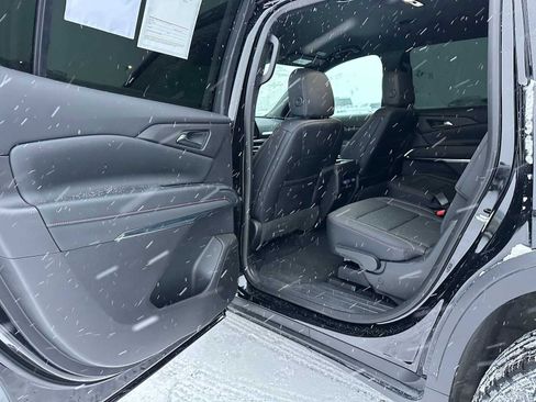 Used 2025 Chevrolet Traverse Z71 image 17