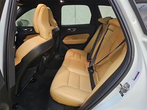 Used 2020 Volvo XC60 T5 Momentum image 16