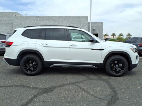 New 2026 Volkswagen Atlas Peak Edition image 8
