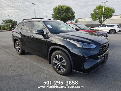 Used 2022 Toyota Highlander XLE AWD/4WD image 3