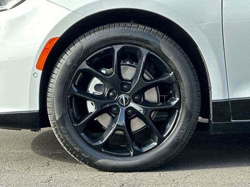 Used 2024 Chrysler Pacifica Limited w/ Uconnect Theater Family Group image 27