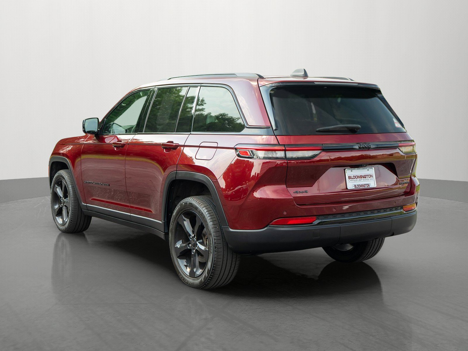 Used 2024 Jeep Grand Cherokee Limited w/ Black Appearance Package AWD/4WD image 5