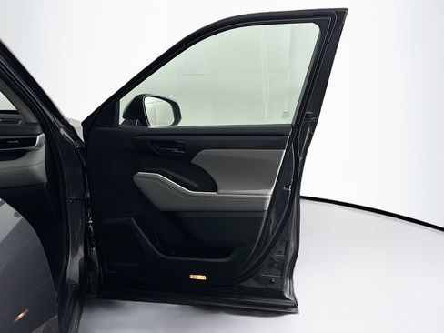 Used 2023 Toyota Highlander LE image 34