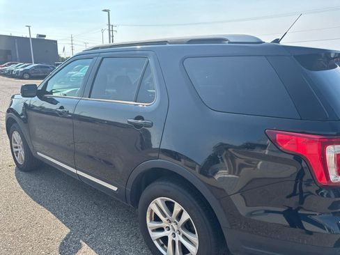 Used 2018 Ford Explorer XLT w/ Equipment Group 202A AWD/4WD image 28