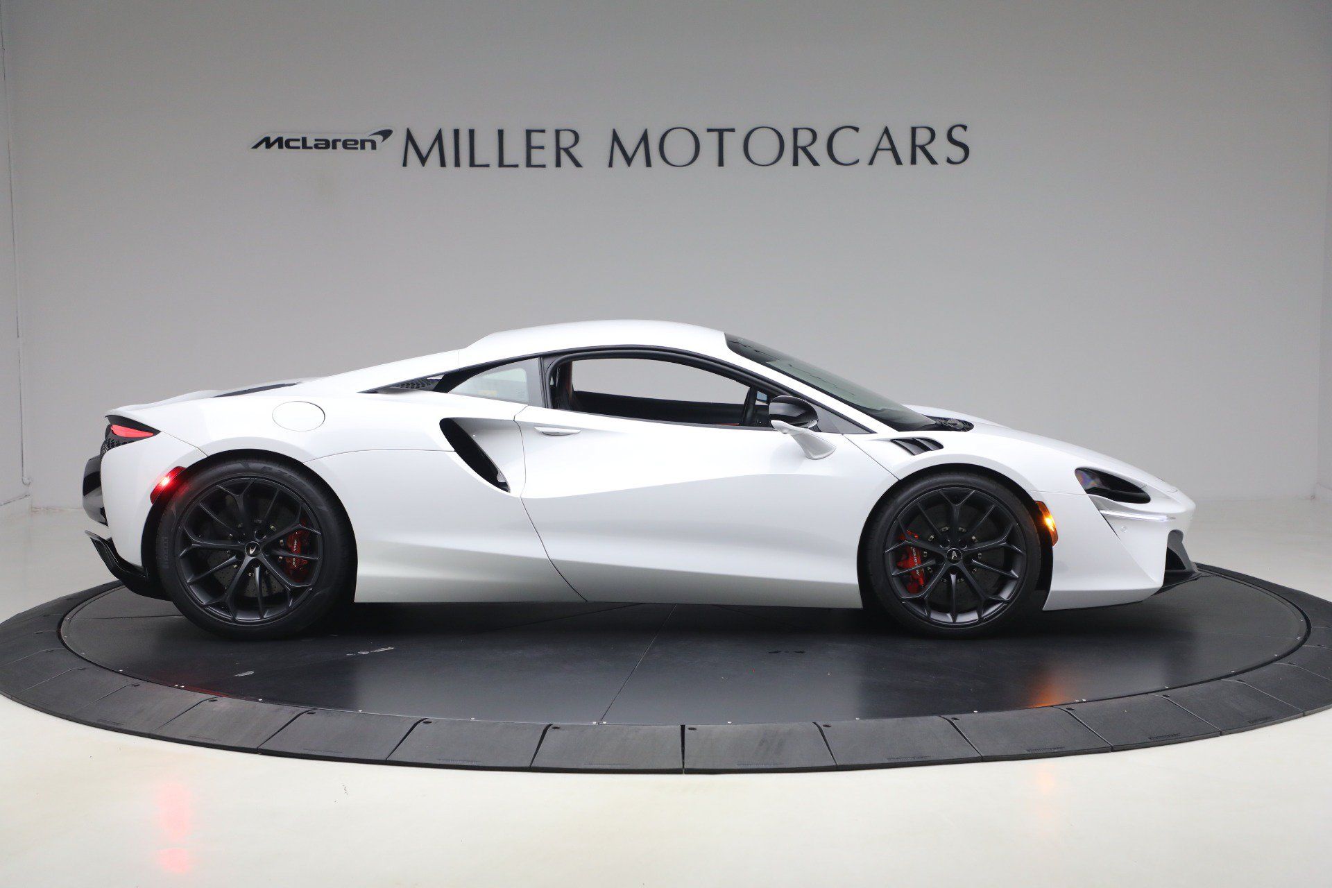 Used 2023 McLaren Artura RWD image 9