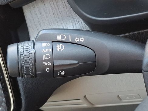 Used 2023 Volvo XC40 B5 Plus image 26