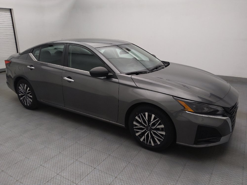 Used 2025 Nissan Altima 2.5 SV FWD image 11