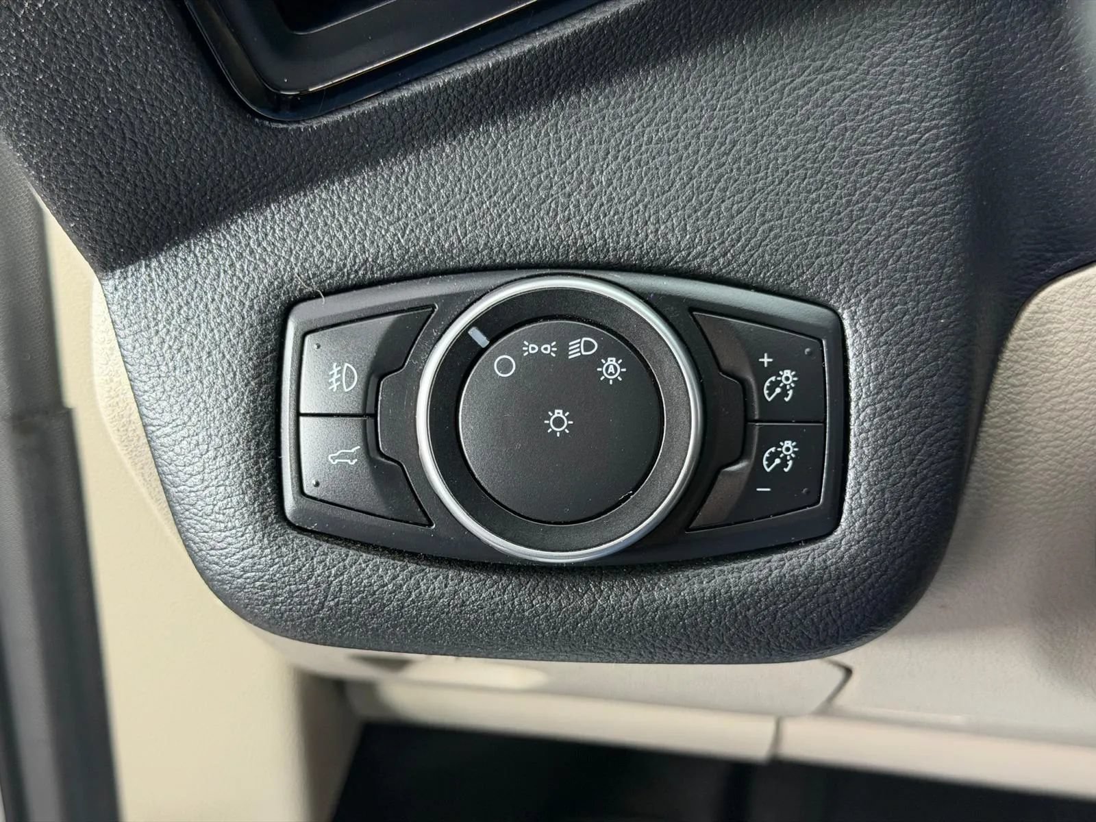 Used 2017 Ford Escape Titanium FWD image 29