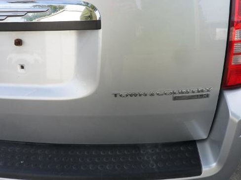 Used 2010 Chrysler Town & Country LX w/ Entertainment Group #1 FWD image 11