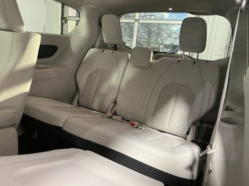 Used 2017 Chrysler Pacifica Touring Plus image 31