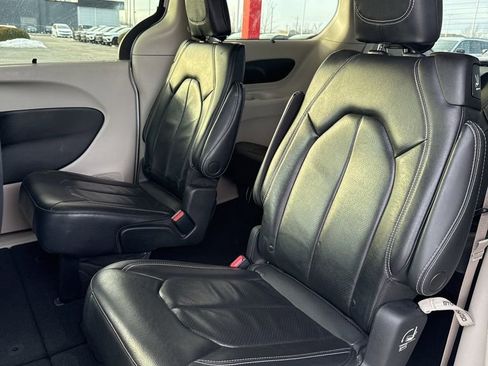 Used 2022 Chrysler Pacifica Touring-L image 18