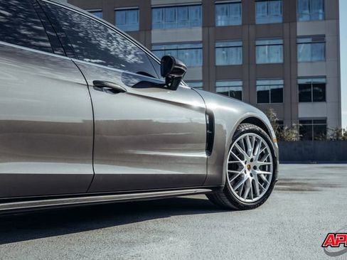 Used 2018 Porsche Panamera 4S image 27