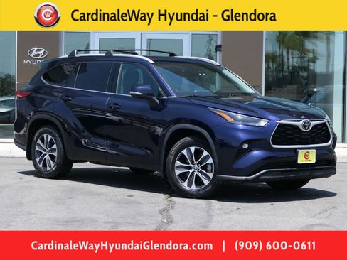Used 2022 Toyota Highlander XLE FWD image 1