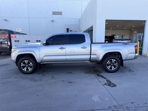 Used 2016 Toyota Tacoma TRD Sport image 3