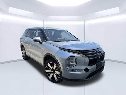 Used 2025 Mitsubishi Outlander SE AWD/4WD image 2
