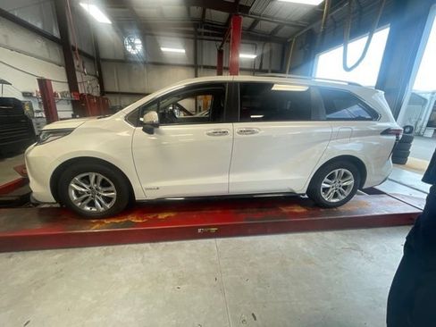 Used 2021 Toyota Sienna Limited FWD image 7