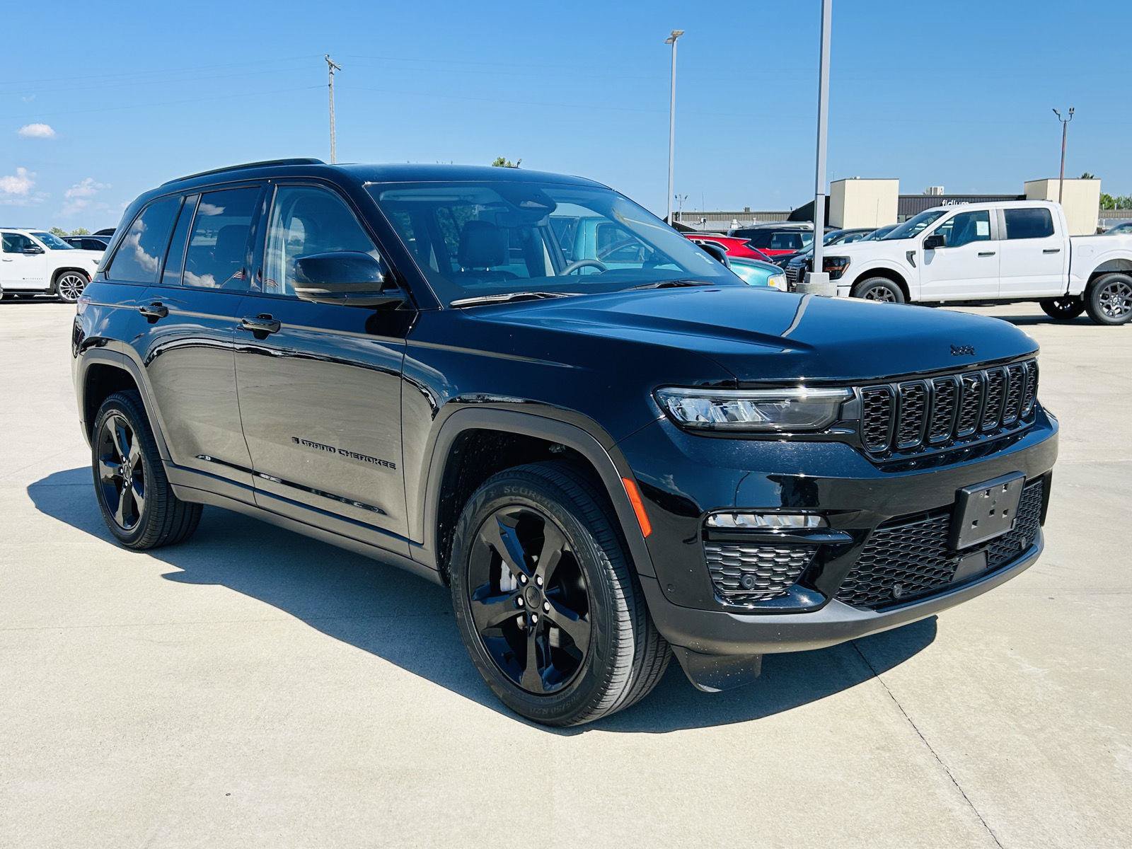 Used 2023 Jeep Grand Cherokee Limited w/ Luxury Tech Group II AWD/4WD image 2