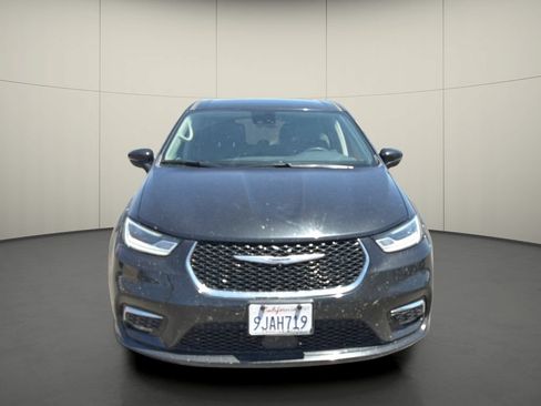 Used 2023 Chrysler Pacifica Touring-L FWD image 2